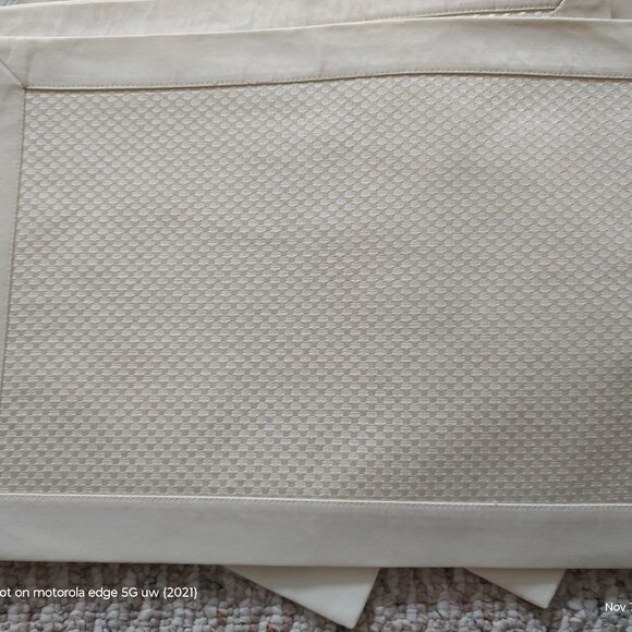 SIX WOVEN LOOK PLACEMATS 13x20 WITH SIX MATCHING SOLID NAPKINS IVORY 15" SQ - Picture 1 of 4